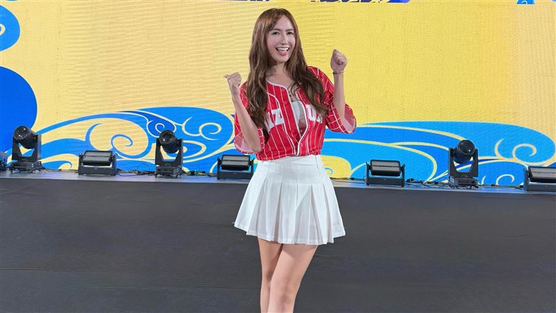 才爆豪門婚卡關　翁滋蔓宣布超狂新身分