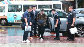 檢察官（穿西裝）與警方一起到機場押解坤達。（圖／記者鄭孟晃攝影）