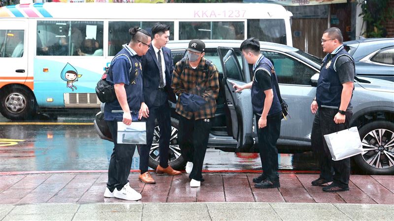 檢察官（穿西裝）與警方一起到機場押解坤達。（圖／記者鄭孟晃攝影）