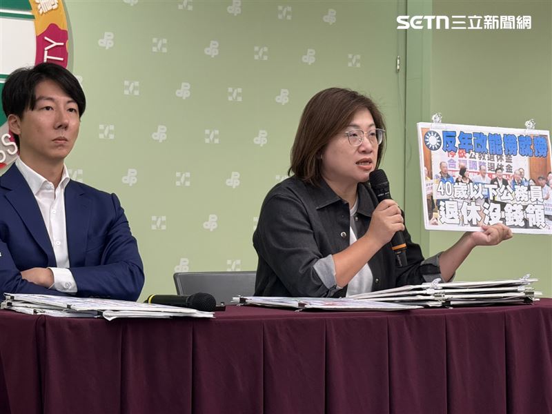 民進黨立委陳培瑜、發言人吳崢召開「國民黨迷途知返 年改莫走回頭路」記者會（圖／記者劉秀敏攝影）