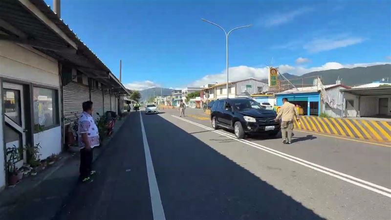 婦人穿越馬路時遭黑色休旅車撞飛喪命。（圖／翻攝畫面）