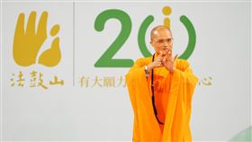 法鼓山落成開山20週年感恩大會，啟動淨心淨零。「大悲萬行‧初心莊嚴」引領全球近萬信眾連線雲端願海，以大願力建設人間淨土。（圖／法鼓山提供）