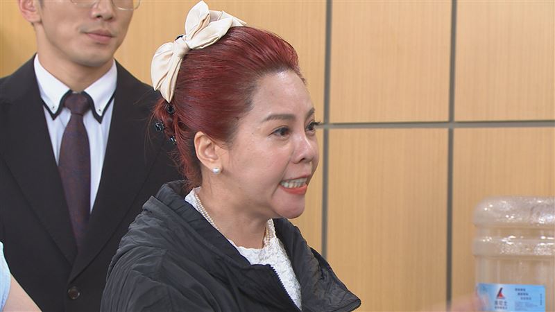 錦雯飾演母親佳敏，跪地痛哭祈求孫子劉星宇可以留在身邊，情緒滿點。（圖／民視提供）