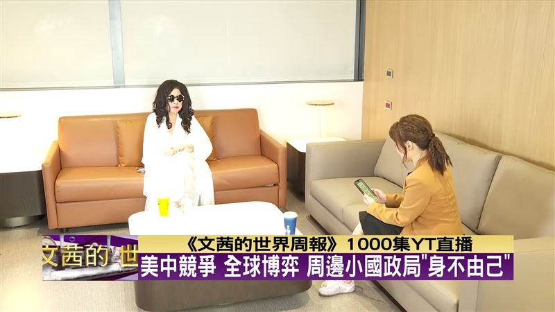 陳文茜在台大醫院展開網路直播互動。（圖／TVBS提供）