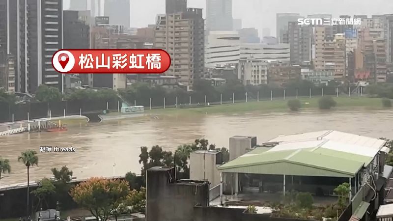 松山彩虹橋溪水暴漲　淹過「LOVE」近半