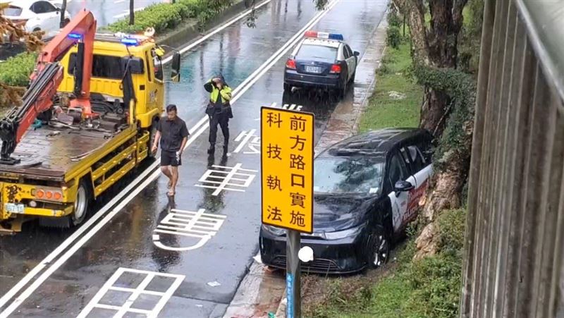 台北市堤頂大道二段，一台多元計程車不明原因自撞。（圖／翻攝畫面）