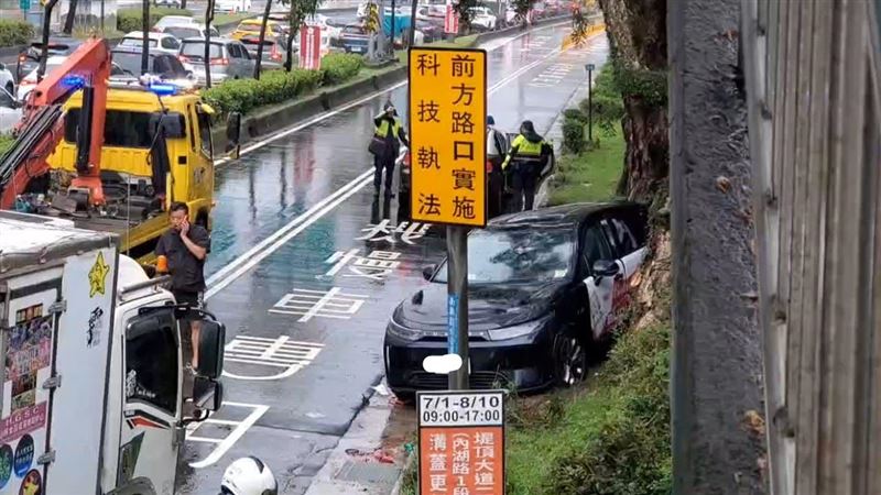 台北市堤頂大道二段，一台多元計程車不明原因自撞。（圖／翻攝畫面）