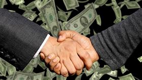 金融業高層大換血，美系雙強與本土龍頭同步出招。美國運通委任蔡宗修掌舵台灣，強化高端支付佈局；花旗銀行延攬朱家欣回鍋主掌企業金融，深化跨境布局；國泰世華則由鄧崇儀接任總經理，承接世代交替與數位轉型挑戰。三位業界老將接棒，為金融業注入新動能。（示意圖／PIXABAY）