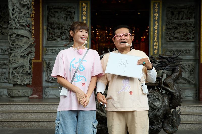 許效舜跟鄭仲茵搭檔。（圖／東森超視提供）