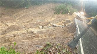 豪雨炸汐止　長青路、康寧街土石坍方中斷