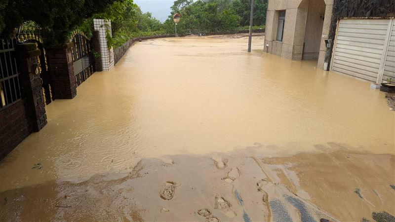 豪雨連日不斷，新北市汐止區長青路210巷及伯爵山莊2期康寧街接連發生土石坍方，導致道路中斷，市府全力搶通中。（圖／新北工務局提供）