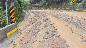 淡水坪頂路土石流釀災。（圖／翻攝畫面）