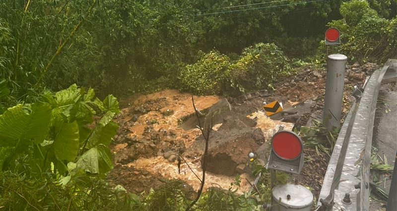 淡水坪頂路土石流釀災造成道路坍方。（圖／翻攝畫面）