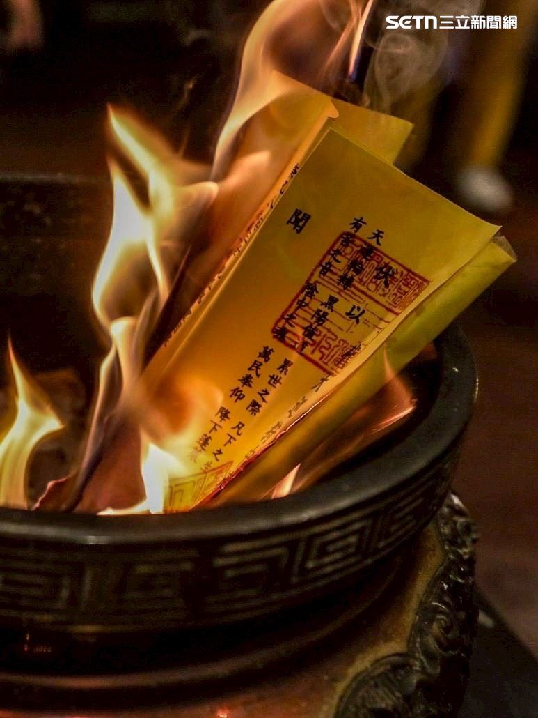 交旨玉皇上帝。(圖/桃園護國宮提供)