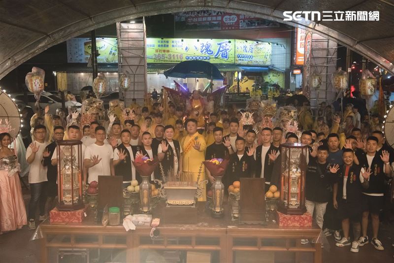 副爐主彭裕龍與「大嵙崁情義連合」聯合接駕,場面盛大。(圖/桃園護國宮提供)