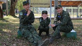 黃鐙輝(左起)、雲朵姐姐、陳樞育有別訓練時的嚴肅，也有可愛的一面。（圖／台視提供）