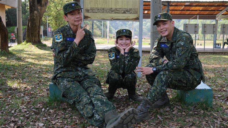 黃鐙輝(左起)、雲朵姐姐、陳樞育有別訓練時的嚴肅，也有可愛的一面。（圖／台視提供）