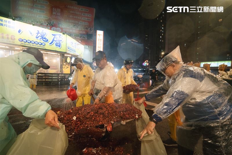 志工冒雨清理鞭炮與香灰、垃圾,維持道路整潔。(圖/桃園護國宮提供)