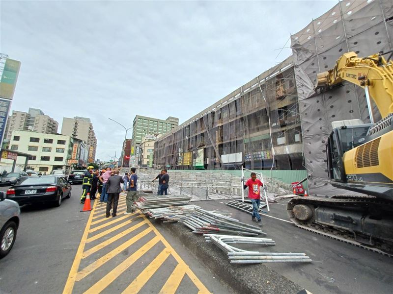 台中「中央市場改建工地」的鷹架不敵強風吹襲發生倒塌意外。（圖／翻攝畫面）