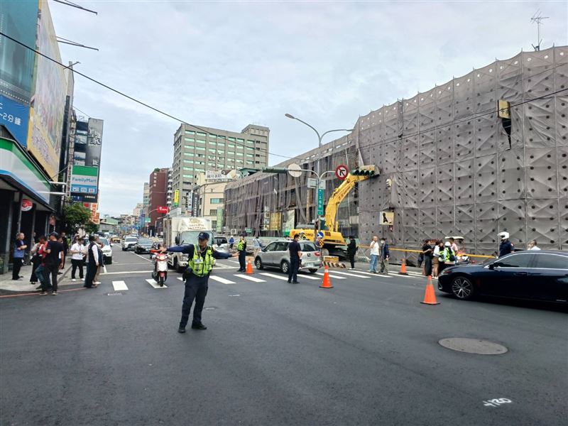轄區警方緊急調撥車道，以利車流通行。（圖／翻攝畫面）