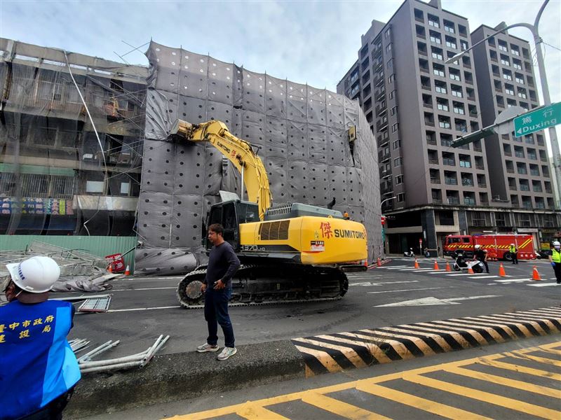 中央市場改建工地的鷹架、防層紗罩不敵強風吹襲倒塌。（圖／翻攝畫面）