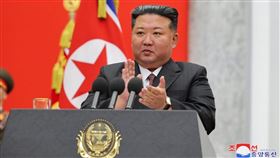 朝鲜人民軍建軍77週年，北韓領導人金正恩（中）出席朝鲜人民軍建軍節活動視察。（圖／翻攝自北韓中央通信社）