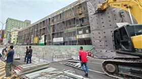 大風吹！台中「中央市場工地」鷹架倒塌波及6車　1騎士摔車送醫