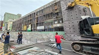 大風吹垮工地鷹架！波及6車1騎士摔車送醫