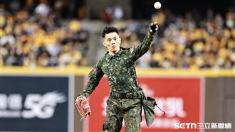 花蓮救災贈帽士官長　台灣大賽開球吻國旗