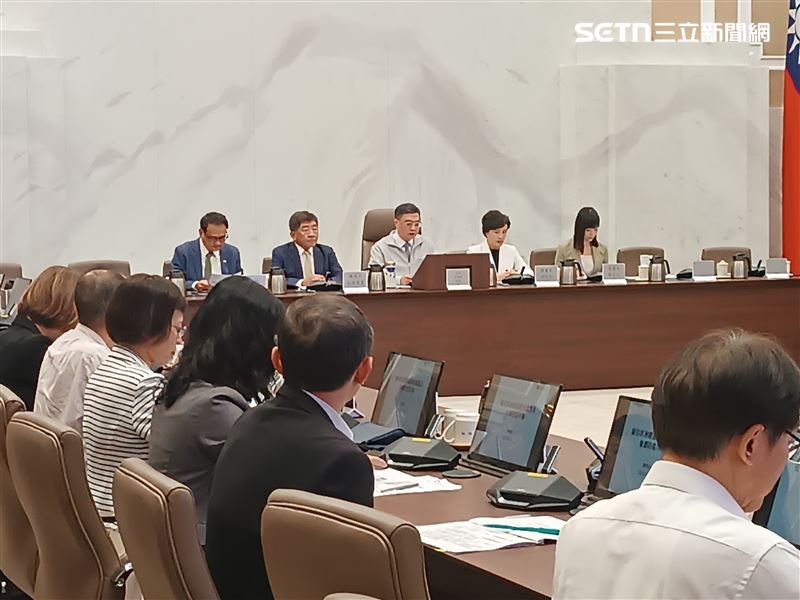 行政院長卓榮泰今（22）日下午召集主持「非洲豬瘟中央災害應變中心」會議。（圖／記者盧素梅攝影）