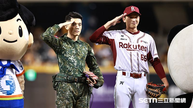 台灣大賽G3，賽前邀請陸軍10軍團101旅士官長陳保宏開球，樂天桃猿外野手何品室融接捕。（圖／記者劉彥池攝影）