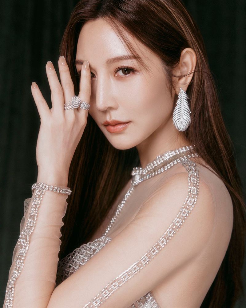 曾莞婷穿著禮服，展現自信態度。（圖／翻攝自曾莞婷臉書）