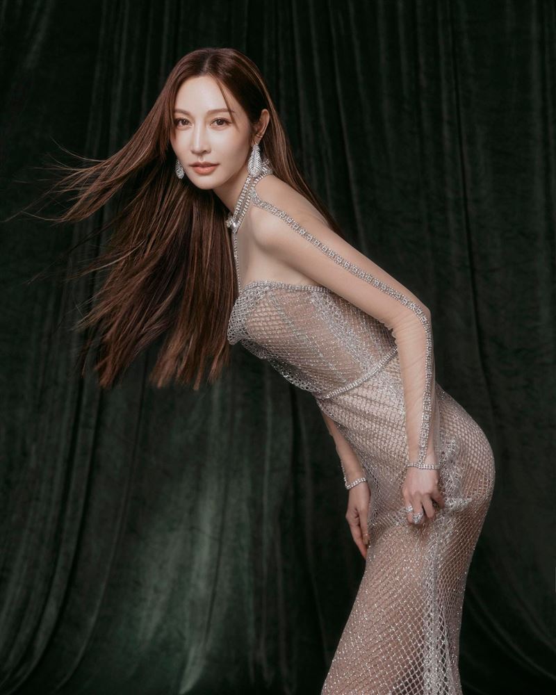 曾莞婷透紗禮服大方露出身材美姿。（圖／翻攝自曾莞婷臉書）