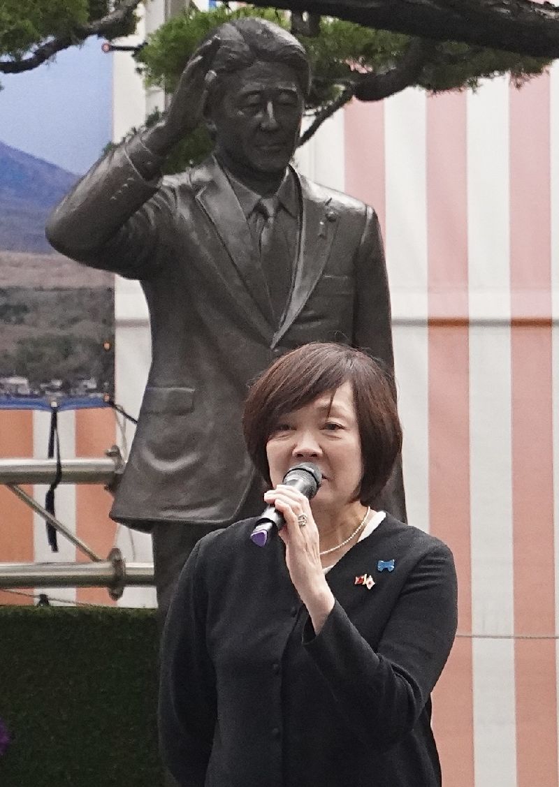 前日本首相安倍晉三遺孀安倍昭惠（圖）22日到高雄紅毛港保安堂向安倍銅像獻花，並在致詞時表示，先生過世已超過3年，每次她來台灣，大家都非常歡迎她，「都把我當成自己人一樣歡迎，我想我先生會非常開心」