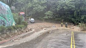 台北,陽明山,菁山路,土石滑落,黃泥水,小貨車。（圖／翻攝畫面）