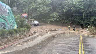 豪雨狂炸！陽明山菁山路「大片土石滑落」