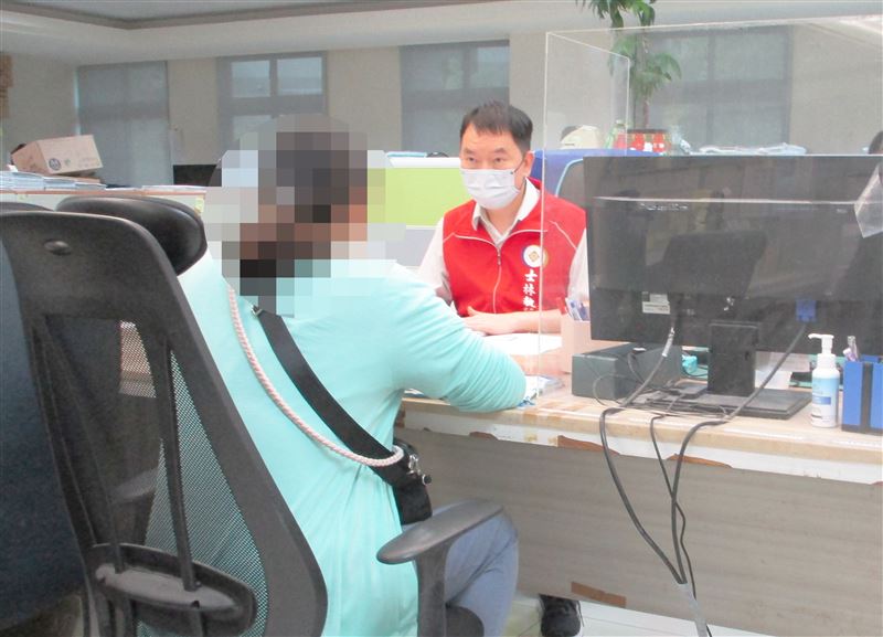 張姓女子中百萬樂透，前往執行署結清欠款。（圖／翻攝畫面）