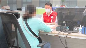 張姓女子中百萬樂透，前往執行署結清欠款。