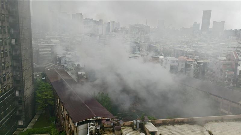 台北市通化街、喬治商職舊校區發生火警。（圖／信義區三兩事）