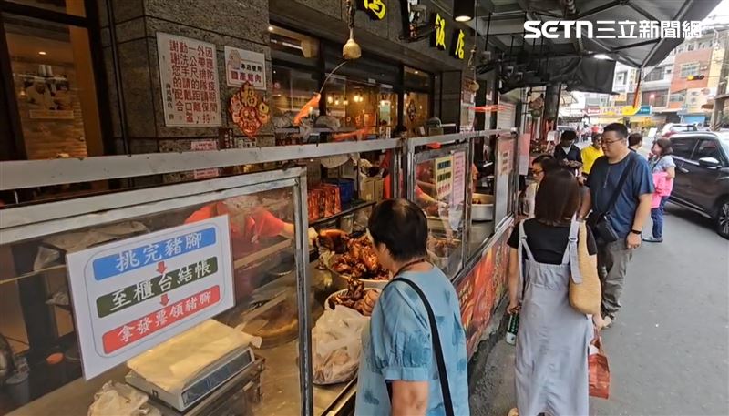 海鴻豬腳員工表示，目前庫存量撐過光復連假沒問題。（圖／記者朱俊傑攝影）