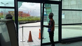 強風狂颳，台中７級陣風，高鐵台中站首推門，玻璃被吹破(圖／翻攝畫面)