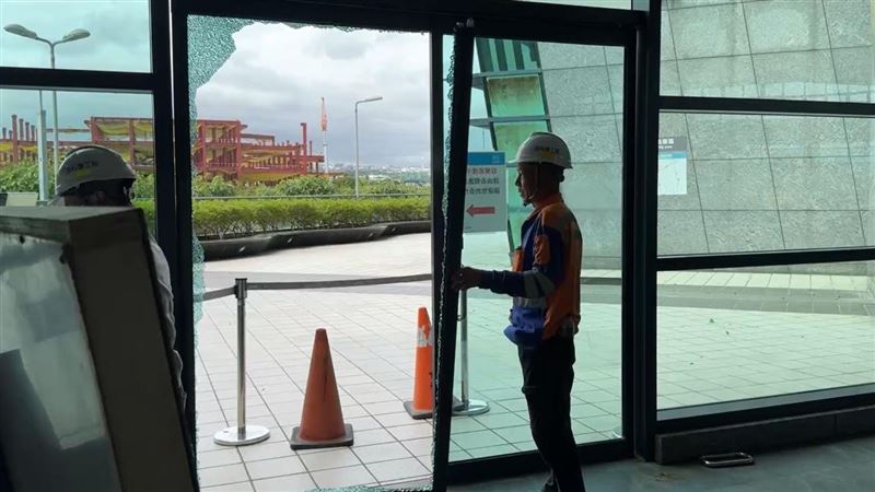 新/強風連颳3日!高鐵台中站玻璃門吹破