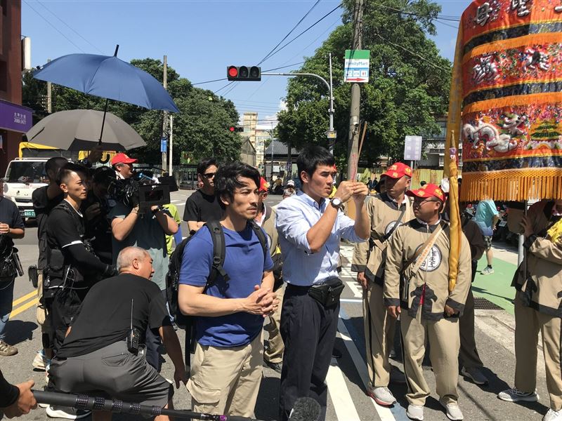 連炳發（左）與楊一展（右）與大甲鎮瀾宮大安神轎團一起抬大甲媽神轎。（圖／「大甲媽祖ㄅㄜˊ 讚」粉絲專頁提供）