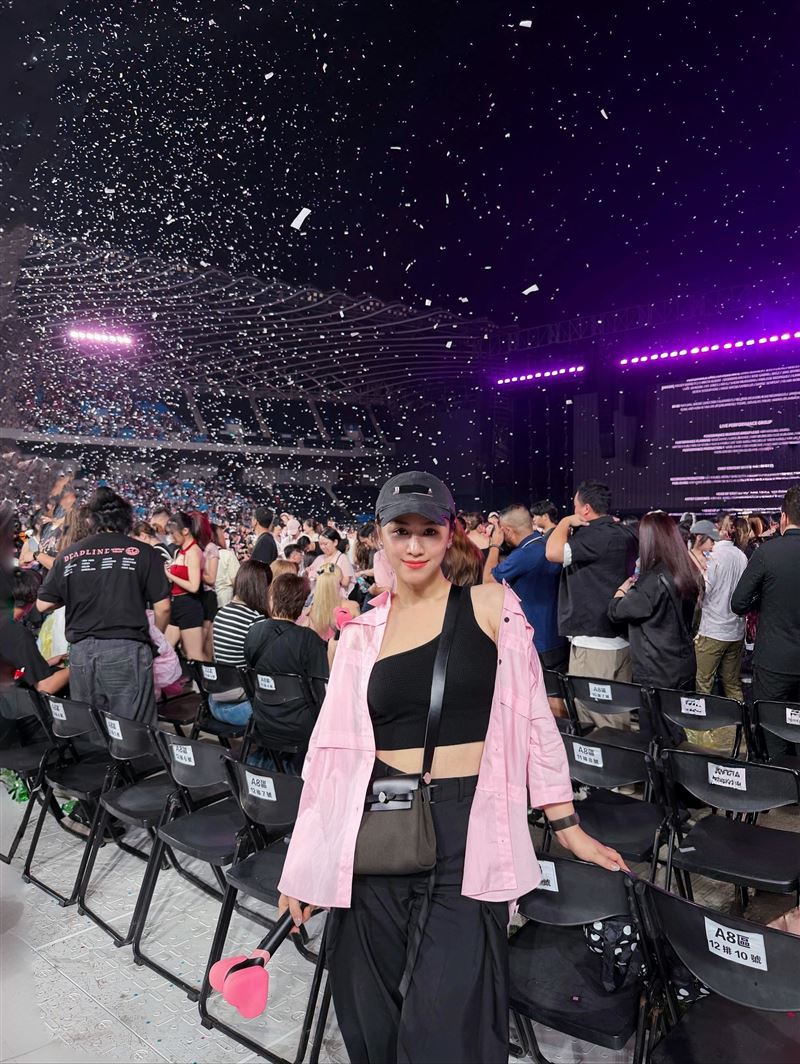 Sandy手拿BLACKPINK應援手燈，開心在場地拍照。（圖／翻攝自IG @sandywis）