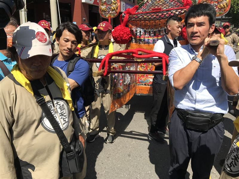 連炳發（左）與楊一展（右）祈求拍攝順利。右邊為大甲鎮瀾宮娘傘組。（圖／「大甲媽祖ㄅㄜˊ 讚」粉絲專頁提供）