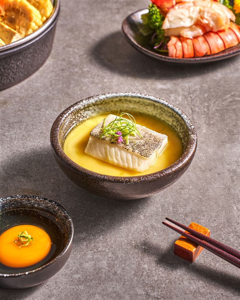 「比目魚菲力味噌湯」軟嫩細緻的菲力部位煮出味噌湯中的鮮甜風味，更使湯品與壽喜燒的濃郁滋味達到溫潤平衡。（圖／品牌業者提供）