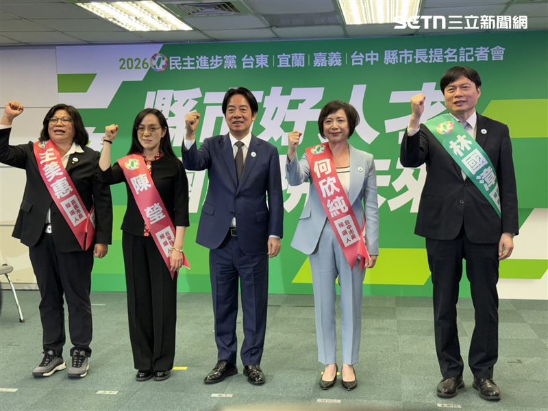 民進黨通過2026縣市長首波提名，由黨主席賴清德親自披上競選背帶高喊「凍蒜」（圖／記者劉秀敏攝影）