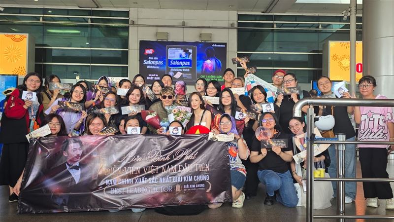 越南粉絲在機場熱情迎接「越南之光」連炳發回國。（圖／FanClub Li&ecirc;n Bỉnh Ph&aacute;t提供）