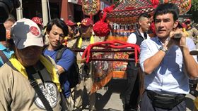 連炳發（左）與楊一展（右）祈求拍攝順利。右邊為大甲鎮瀾宮娘傘組。（圖／「大甲媽祖ㄅㄜˊ 讚」粉絲專頁提供）