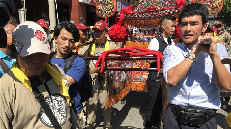 連炳發楊一展「鑽大甲媽轎底」金鐘雙鍍金